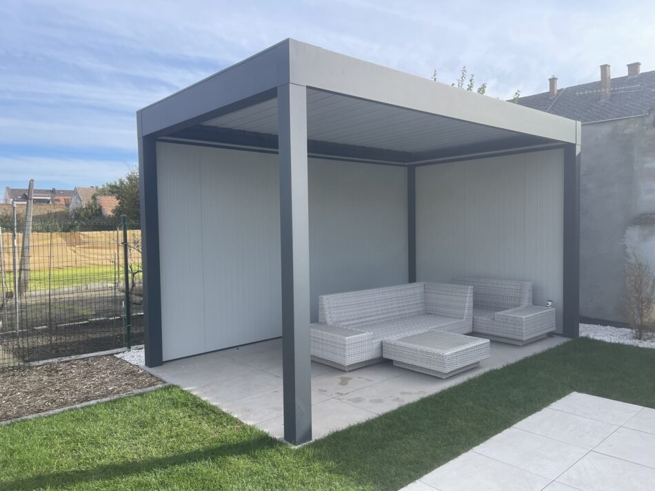 Tökéletes kerti pihenőhely a medence mellett – Bioklimatikus pergola Szegeden, Éváéknál